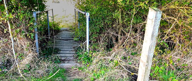 Dangerous footbridge in Stambourne